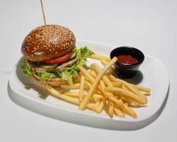 delicious looking gourmet burger with fries on a plateの画像