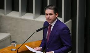 Escala 6x1: CNI entrega manifesto a Hugo Motta contra mudanças na jornada de trabalho