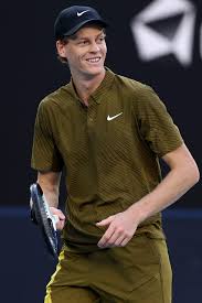 Jannik Sinner e il nuovo look per gli Australian Open 2026: i kit in campo del numero 2 al mondo