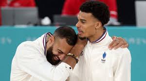 Victor Wembanyama elogia a Rudy Gobert antes del partido de playoffs.