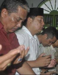 RIDHO_BERDOA - Pasangan kepala daerah Sidrap Haji Rusdi Masse dan Dollah Mando, berdoa di Masjid Quba, Pangkajene, Sidrap, usai penghitungan cepat pilkada ... - rusdi_masse_haji_dollah_mando_ridho_sidrap_29082013