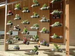 Resultado de imagem para jardins diferentes com reciclagem garrafa pet