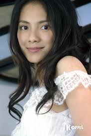 Angelica Lee Sum-Kit. Egy évvel később egy kisebb mellékszerepet vállalt el a szintén taiwani Robinson&#39;s Crusoe című filmben, ami egy ingatlanügynök ... - angelica5