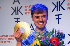 Ransijn wint het Amsterdams Kleinkunst Festival met authentiek cabaret talent