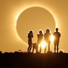 Eclipse solaire : les photos de ce rare spectacle qui a émerveillé des millions de personnes à travers le monde