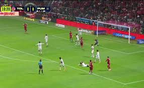 ¡Helinho estuvo a centímetros! El poste le niega un golazo ante Pumas