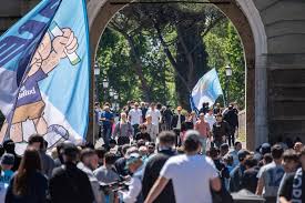 Lazio, i tifosi disertano l'Olimpico: niente derby, manifestazione a Ponte Milvio