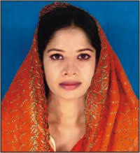 The victim, Sharmin Sultana Rini, 18, poured kerosene on her body and set fire to it in front the Kalroa residence of her lover Abdul Wadood, ... - 2008-07-21__nat03