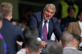 Los más de 100.000 socios del Barcelona votan presidente con el club ahogado en deudas