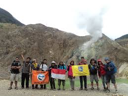 Hasil gambar untuk pecinta alam indonesia