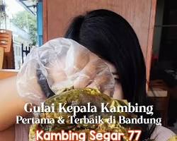 Gambar Hidangan kepala kambing yang disajikan dengan banyak sayuran segar dan lalapan