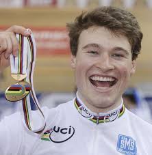 Der neue Sprint-Weltmeister Stefan Bötticher präsentiert seine Goldmedaille.