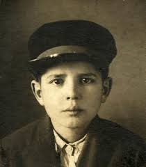 Printre primii elevi care au urmat cursurile Liceului “Vasile Lucaciu” s-a numărat și tatăl meu, Mărieș Gheorghe (n. 1911 în satul Galoșpetreu, jud. - maries-gh