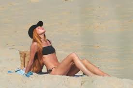 Marina Ruy Barbosa renova bronzeado em dia de sol com os pais; veja fotos