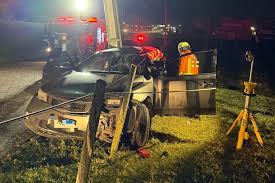 Mulher morre e outra fica gravemente ferida após carro colidir contra poste