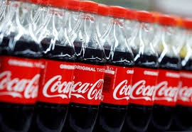 Com novo CEO brasileiro, Coca-Cola encolhe embalagens para driblar queda no consumo e inflação