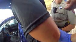 Imágenes de cámara corporal muestran a un agente de policía en el lugar del tiroteo en el que participó un oficial de ICE