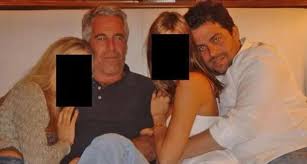 «Melania»-regissør avbildet med Epstein og unge kvinner
