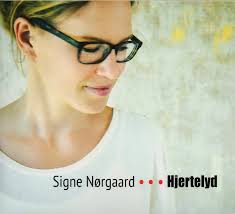 cd signe nørgaard Singer-songwriteren Signe Nørgaard er klar med sit debutalbum ”Hjertelyd”, hvis titel giver et godt billede af CDens 12 numre. - cd-signe-n%25C3%25B8rgaard