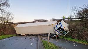 Vrachtwagen rijdt bij Gorinchem van Viaduct naar Bestelbus