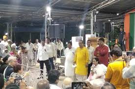 Mamata Banerjee ditches dais while addressing voters in Bhabanipur and sits with crowd