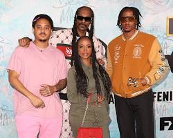 Image of Snoop Dogg with his children