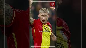 Edvardsen mit abstoßender Geste gegen Stiller...