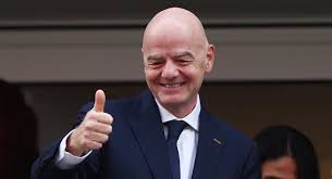 Presidente da Fifa faz 27 voos em duas semanas de Copa e é criticado por impacto climático
