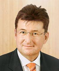 Vize-Vorstands-Chef Dr. Robert Hopperdietzel verläßt den Pfleiderer-Konzern: ...