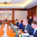 الجبير وهوك يناقشان مستجدات إقليمية