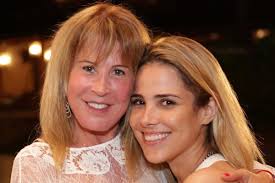 Wanessa Camargo resgata fotos antigas e se declara para a mãe em aniversário