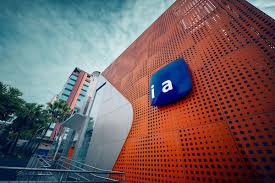Campanha do Itaú retira letras de fachadas para apresentar sua IA