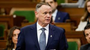 Le Canada examine toujours son projet d'acquisition d'avions de chasse américains, selon le ministre de la Défense