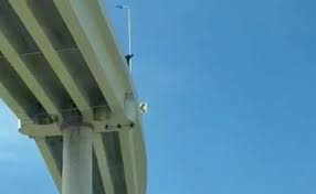 Muere policía municipal tras arrojarse de puente vial en Guanajuato