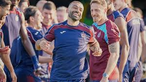 Mohamed Salah lidera o Trabzonspor nos playoffs da Liga Europa