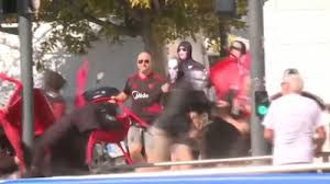 Ultras de Levante y Sevilla protagonizaron brutal pelea con palos y sillas (VIDEO)