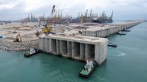 Singapura constrói o maior megaporto do planeta com 448 blocos submarinos de concreto de 15 mil toneladas, cria 681 hectares de terra no mar e prepara terminal automatizado capaz de movimentar 65 milhões de contêineres por ano com IA e meganavio