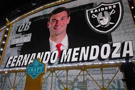 Fernando Mendoza recibe una "bendición" en el número 15 de su jersey por parte de legenda de los Raiders