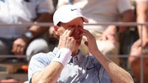 Jannik Sinner sente problemas físicos e é eliminado em Roland Garros
