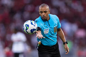 Wilton Pereira Sampaio: quem é o árbitro de Flamengo x Corinthians?