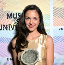 Olivia Rodrigo Receives UMG x Reverb Amplifier Award, Wears “ICE Out” Button