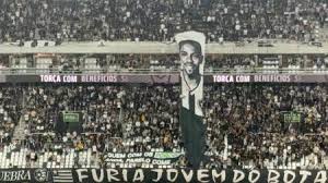 Torcida do Botafogo faz bandeira contra Marlon Freitas, do Palmeiras
