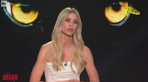Striscia la notizia: Elena Santarelli spara a zero su Fedez a Belve Video