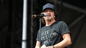 Eddie Vedder menciona que Pearl Jam esta comenzando una ...