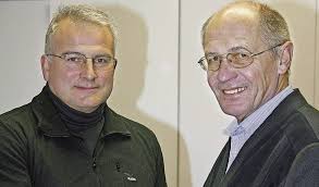 Siegfried Krauß (links) nimmt die Glückwünsche von Manfred Löffler, ...