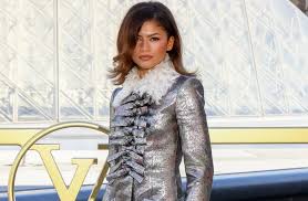 ZENDAYA TRANSFORMOU SUAS APARIÇÕES PÚBLICAS EM VERDADEIROS MOMENTOS HISTÓRICOS DA MODA