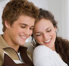 Résultat de recherche d'images pour "jeune couple adolescent amoureux"