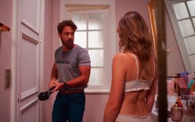 Coração Acelerado: Naiane fica só de lingerie e Gael se choca