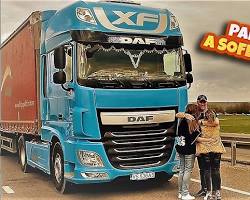 Imagine cu camion modern și șofer profesionist