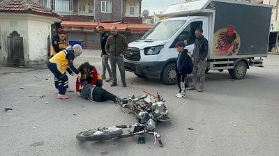 Aksaray'da kamyonet ile motosiklet çarpıştı: 2 yaralı